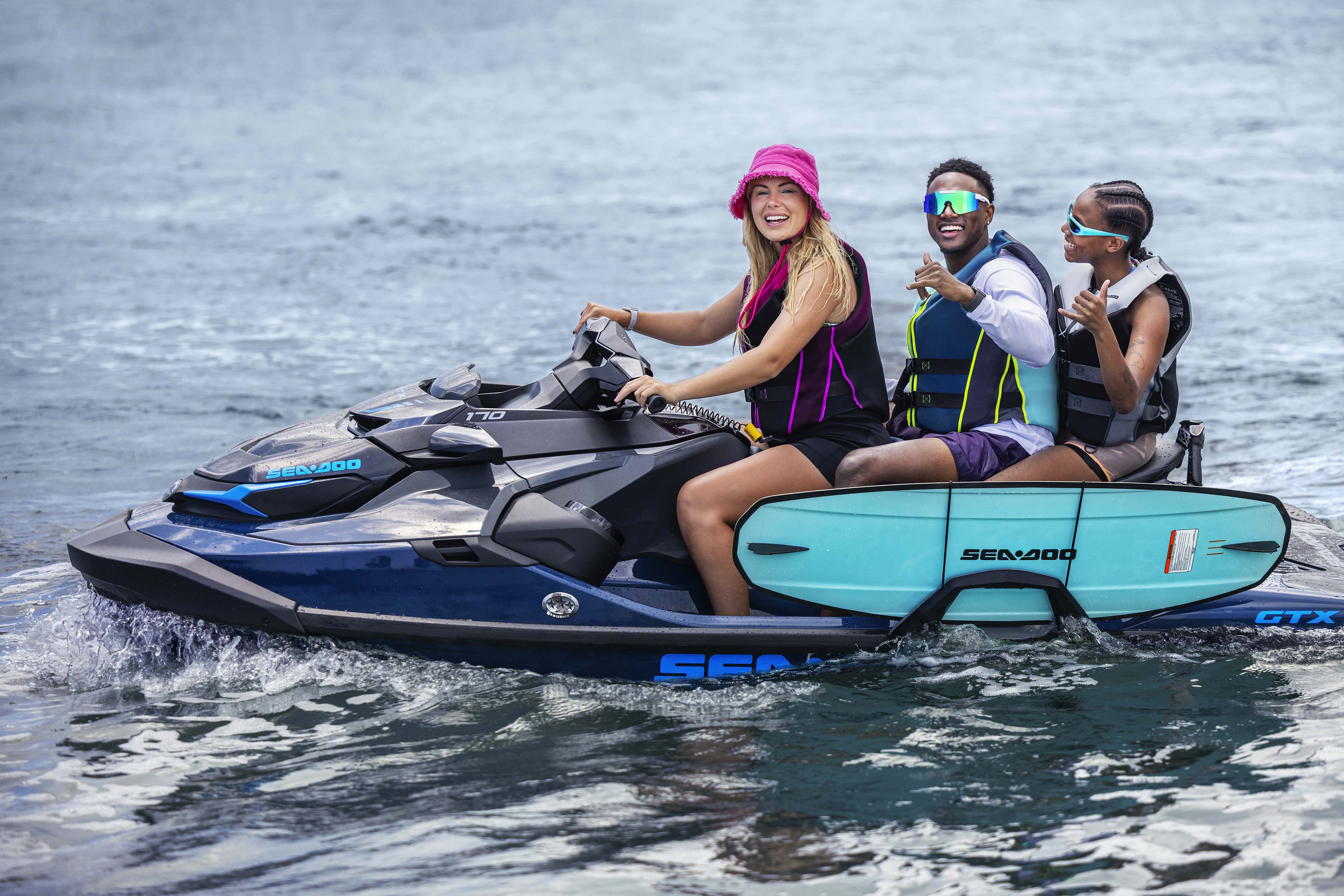 Trois amis assis sur une motomarine Sea-Doo GTX